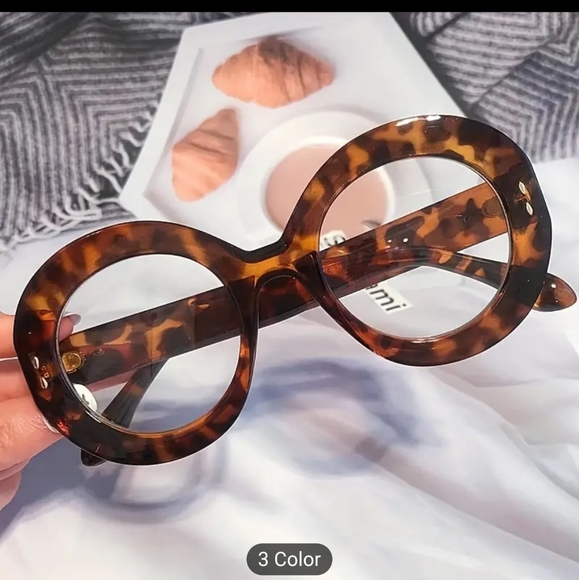 Classic Round Wider Frame, and timeless Design give this pair of eyeglasses. - Picture 6 of 12